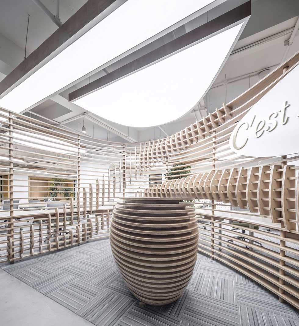 深圳南山中電長城大廈500平方米工業主義原木田園風辦公室裝修案例產品展示區弧形藝術原木格柵圍擋 深圳南山中電長城大廈500平方米工業主義原木田園風辦公室裝修案例產品展示區弧形藝術原木格柵圍擋