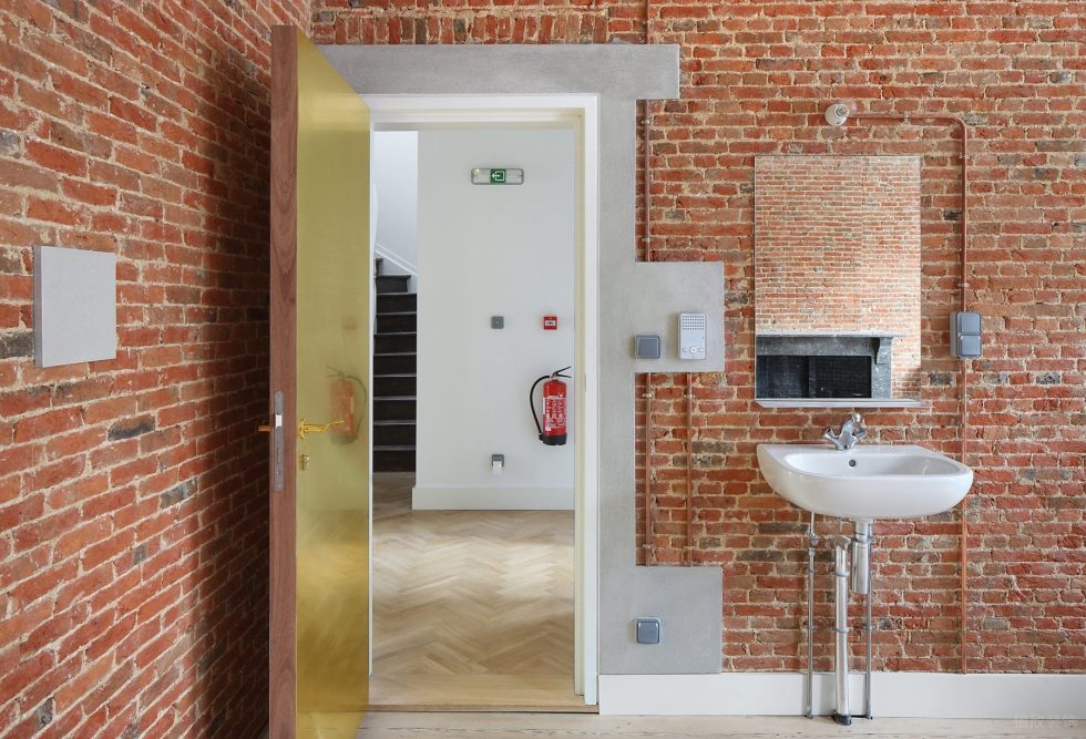 辦公室洗手間紅磚墻面