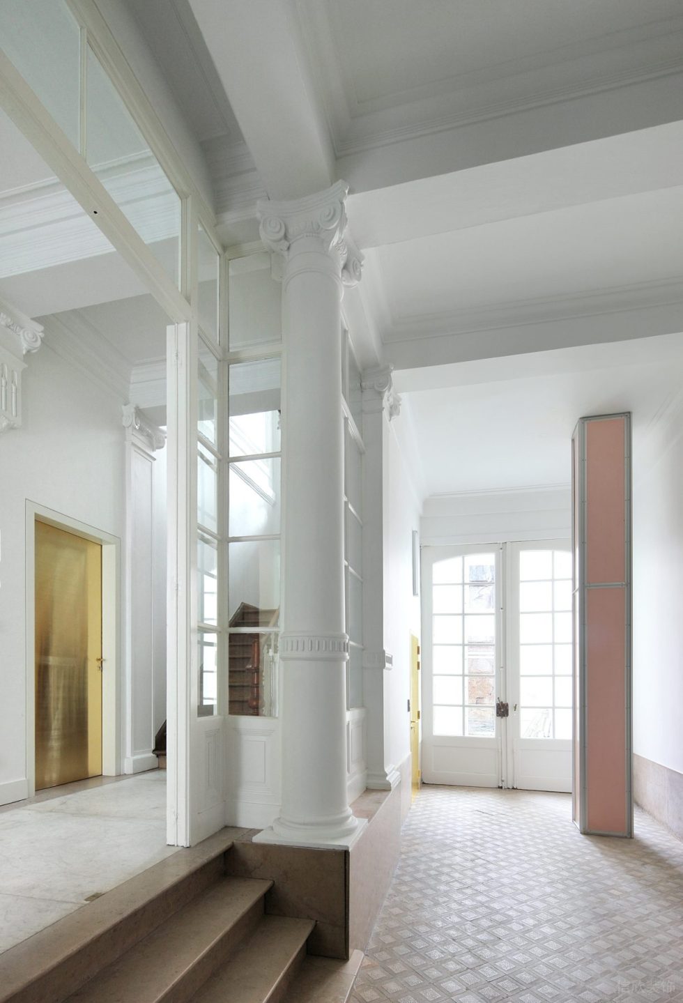 白鹿廣場簡約歐式辦公室裝修設(shè)計方案 白色格子大門入口