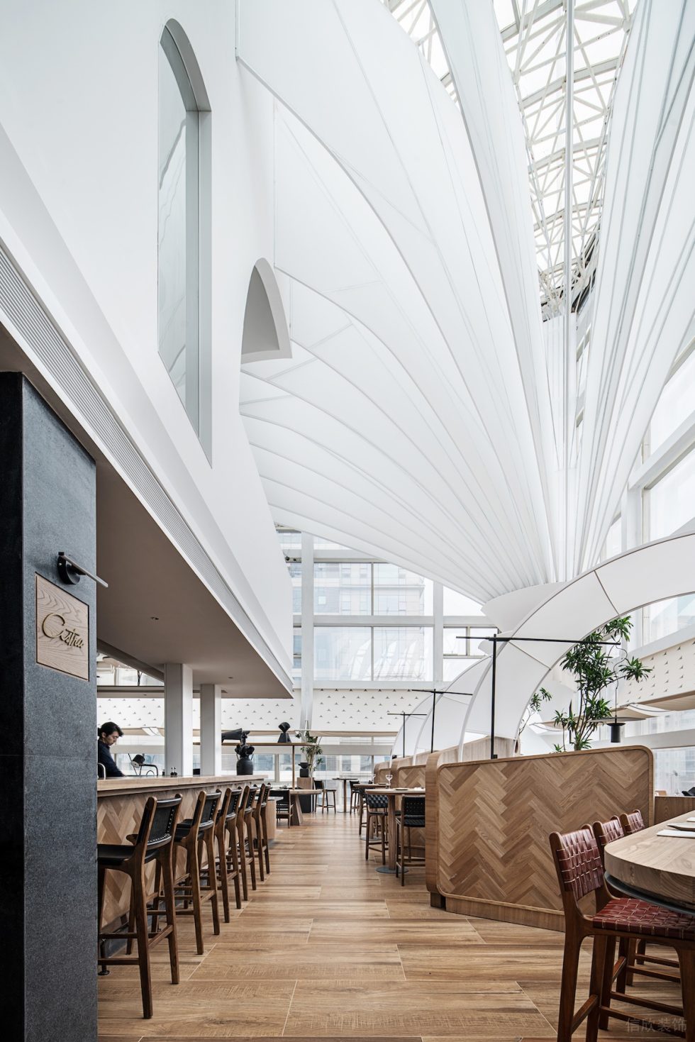 動(dòng)感美式餐廳木色過道區(qū)域裝修設(shè)計(jì)