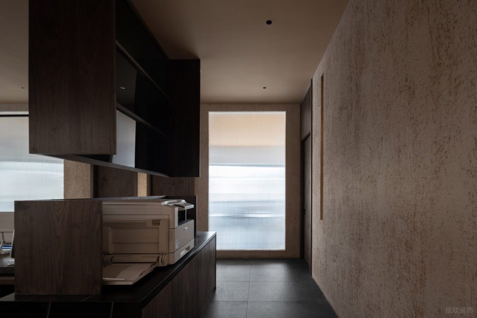 深色調(diào)現(xiàn)代低奢辦公室裝修方案 過道打印機