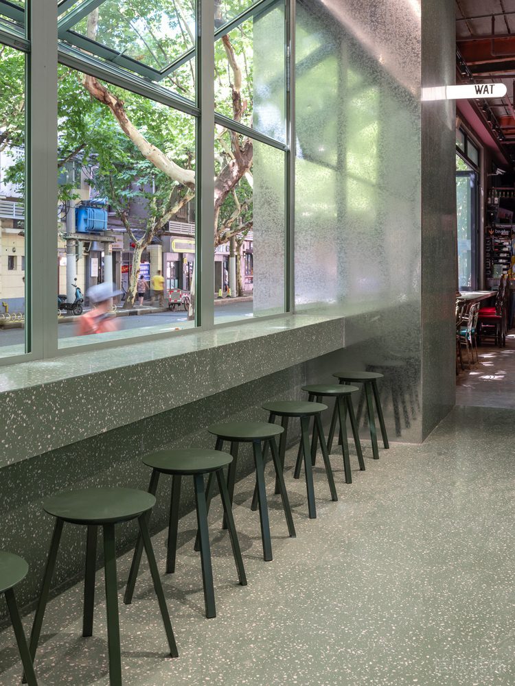 深圳寶安區(qū)簡約休閑風酒吧墨綠吧臺裝修設計