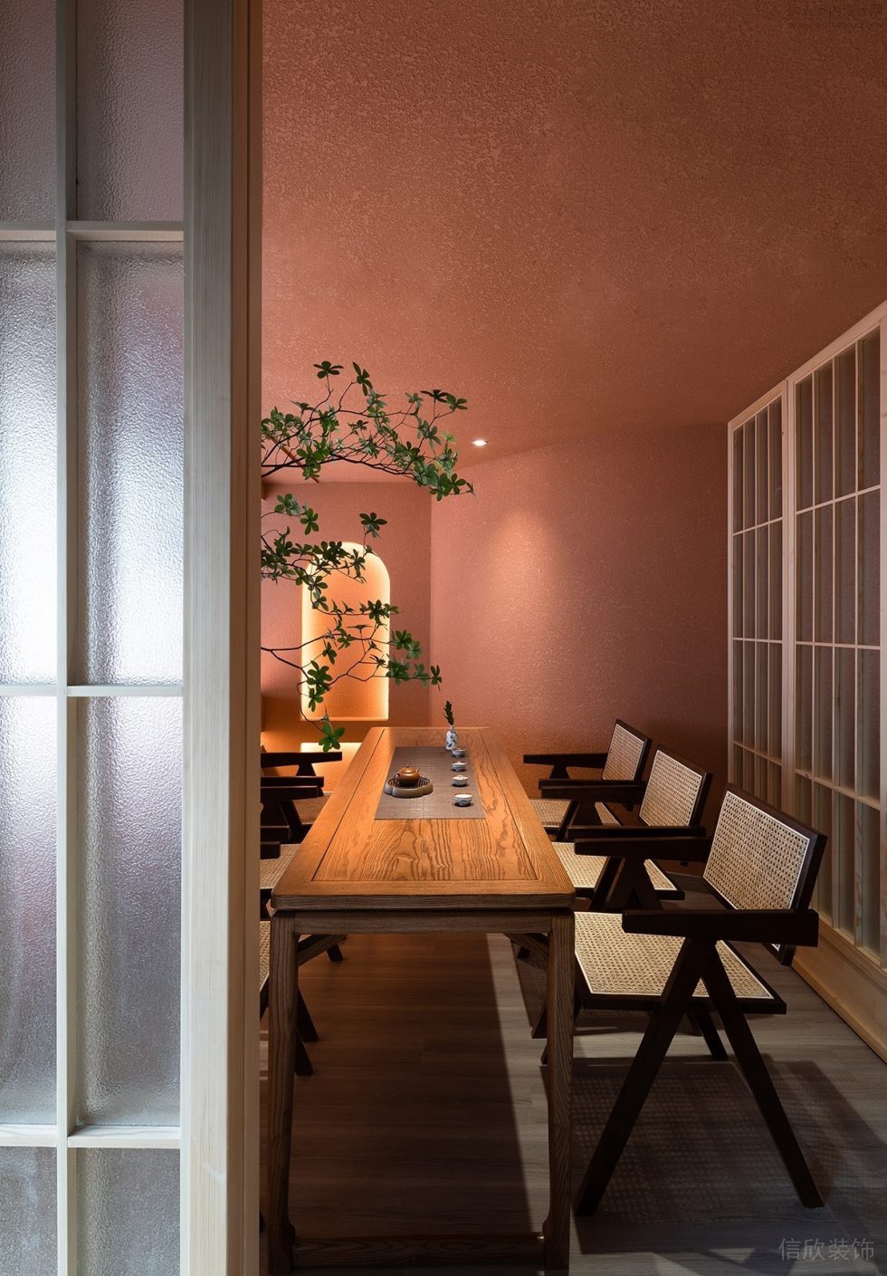 深圳寶安現(xiàn)代風茶館純木長桌裝修設計