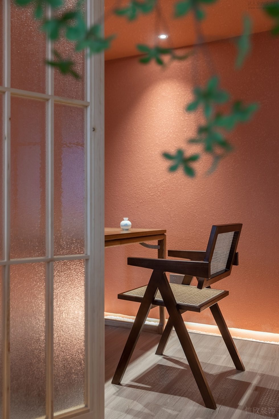 深圳寶安現(xiàn)代風茶館木制鏤空座凳裝修設計