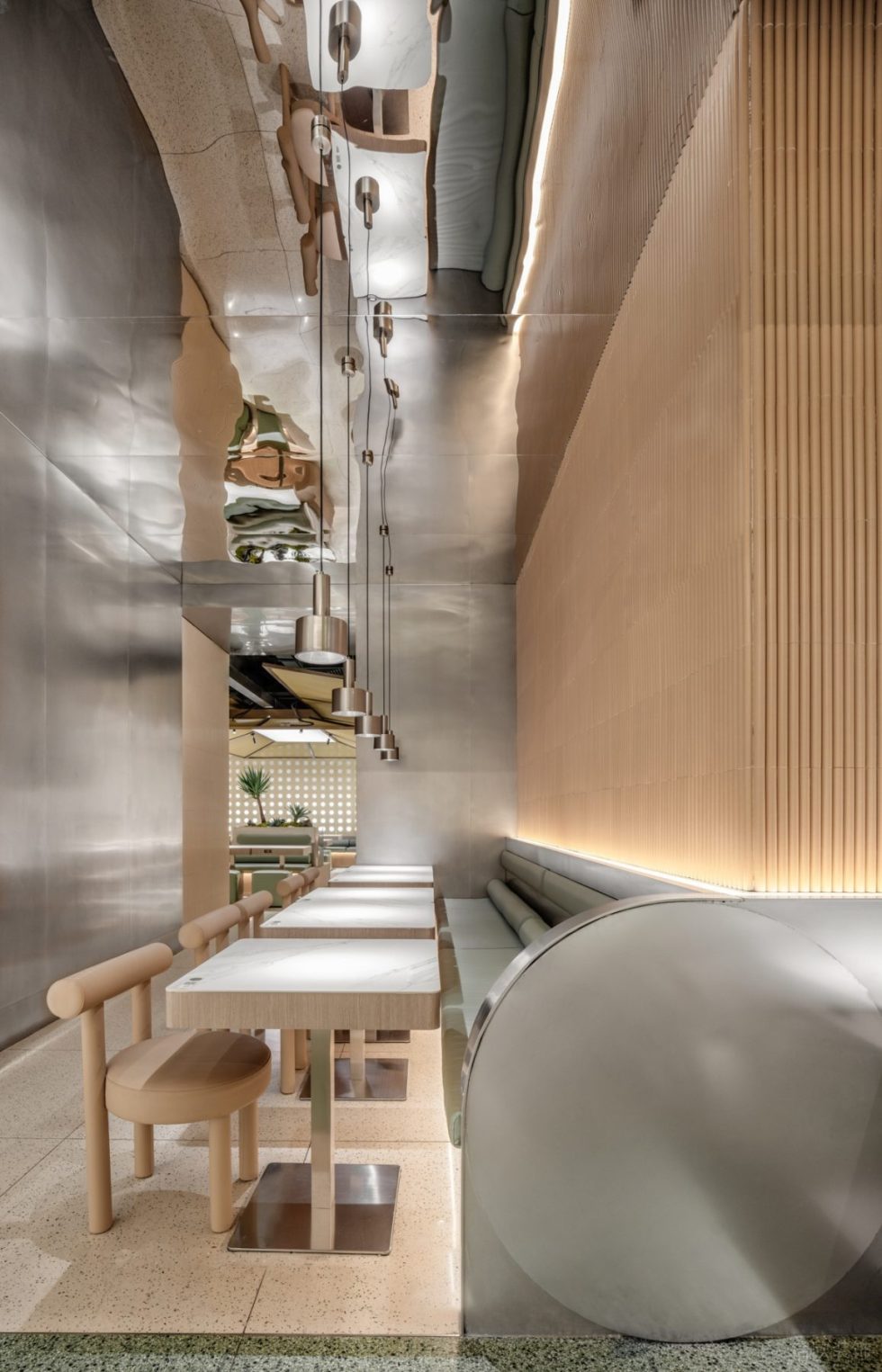 深圳寶安藝術(shù)日式食堂過道鏡面吊頂細(xì)節(jié)裝修設(shè)計