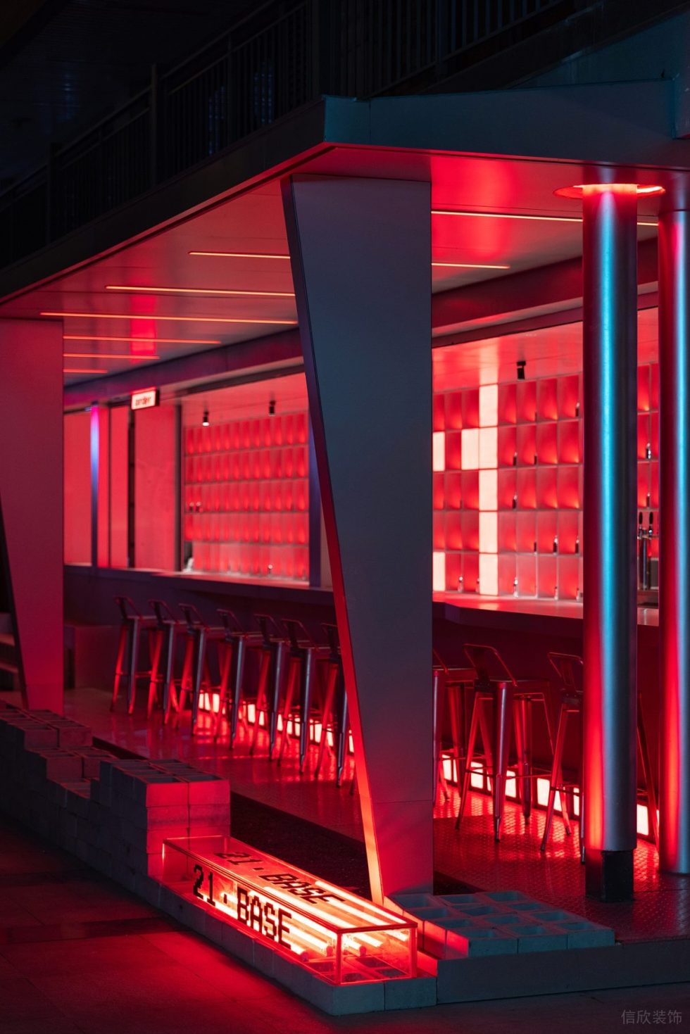 深圳龍崗賽博朋克酒吧發(fā)光樓梯裝修設(shè)計(jì)