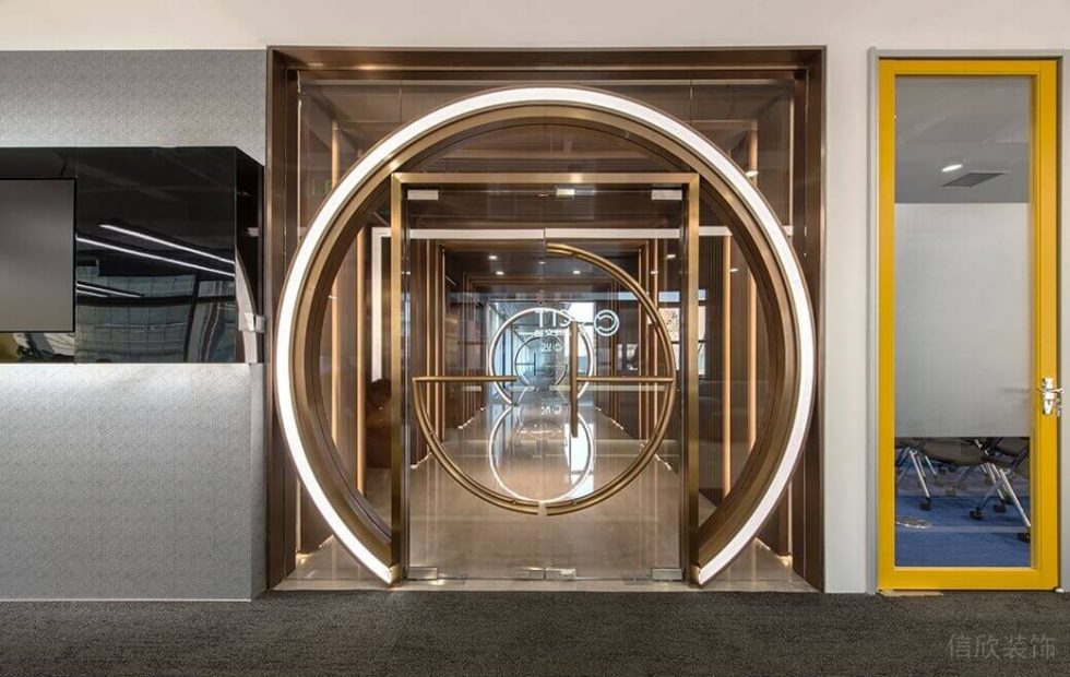 深圳龍崗山海商業(yè)廣場(chǎng)工業(yè)現(xiàn)代風(fēng)設(shè)計(jì)特色辦公室裝修案例鈦金不銹鋼特色造型入戶大門 深圳龍崗山海商業(yè)廣場(chǎng)工業(yè)現(xiàn)代風(fēng)設(shè)計(jì)特色辦公室裝修案例鈦金不銹鋼特色造型入戶大門