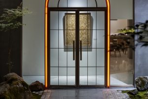 深圳龍華區(qū)侘寂風酒吧玻璃大門裝修設計