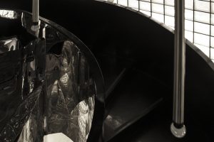 深圳龍華區(qū)黑色金屬酒吧不銹鋼樓梯裝修設計