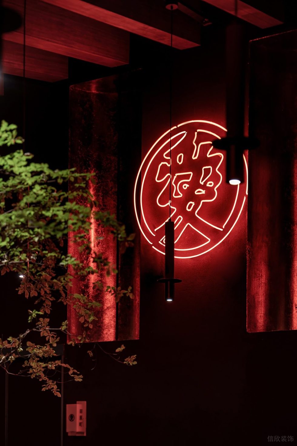 深圳龍華區(qū)神秘日式高級(jí)黑金輕奢風(fēng)酒吧頂部裝修設(shè)計(jì)