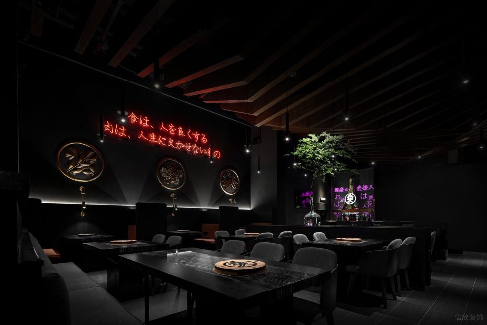 深圳龍華區(qū)神秘日式高級(jí)黑金輕奢風(fēng)酒吧多人用餐區(qū)裝修設(shè)計(jì)