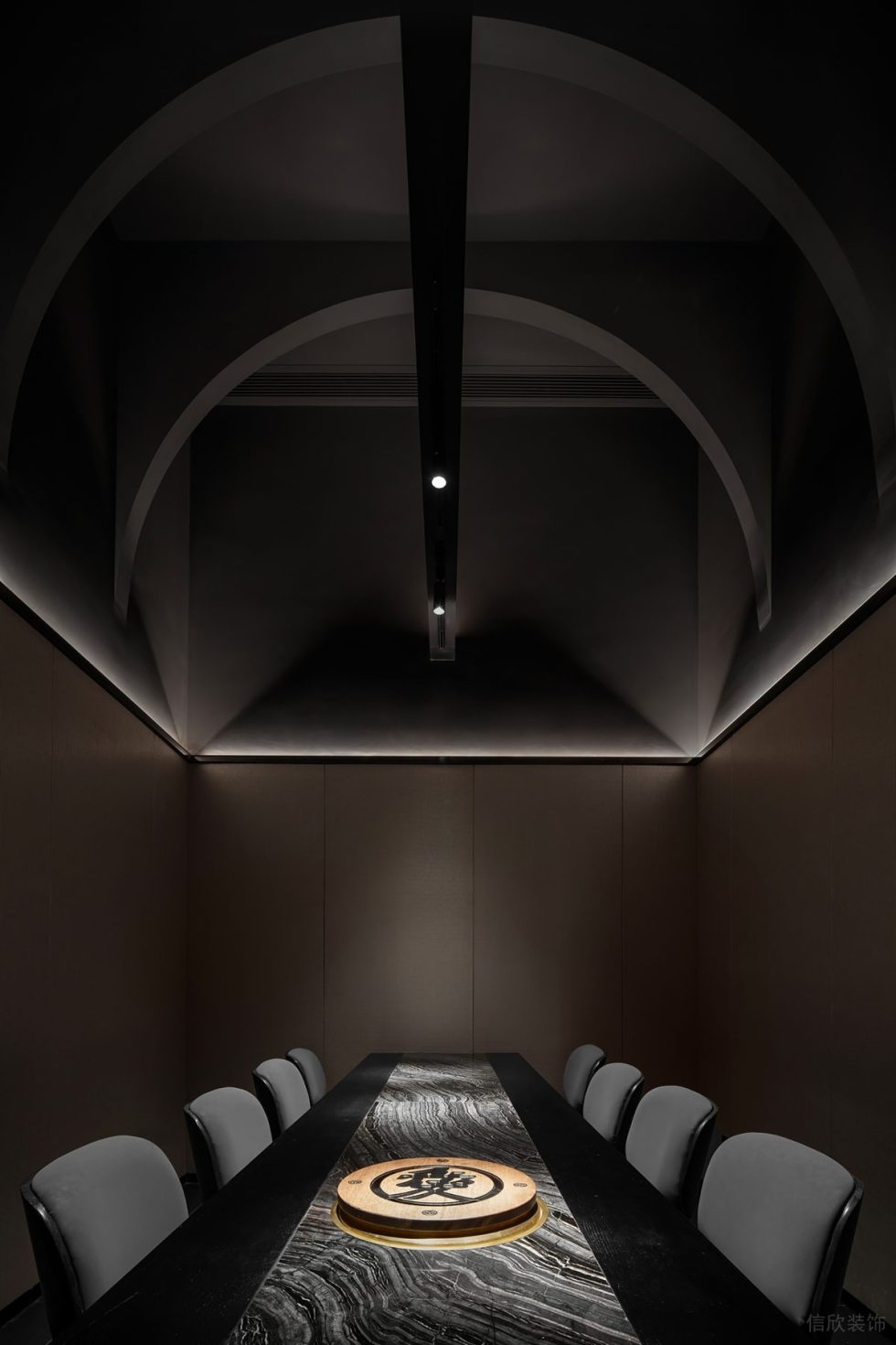 深圳龍華區(qū)神秘日式高級(jí)黑金輕奢風(fēng)酒吧拱形頂裝修設(shè)計(jì)