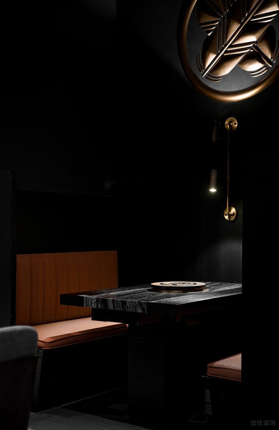 深圳龍華區(qū)神秘日式高級(jí)黑金輕奢風(fēng)酒吧卡座裝修設(shè)計(jì)