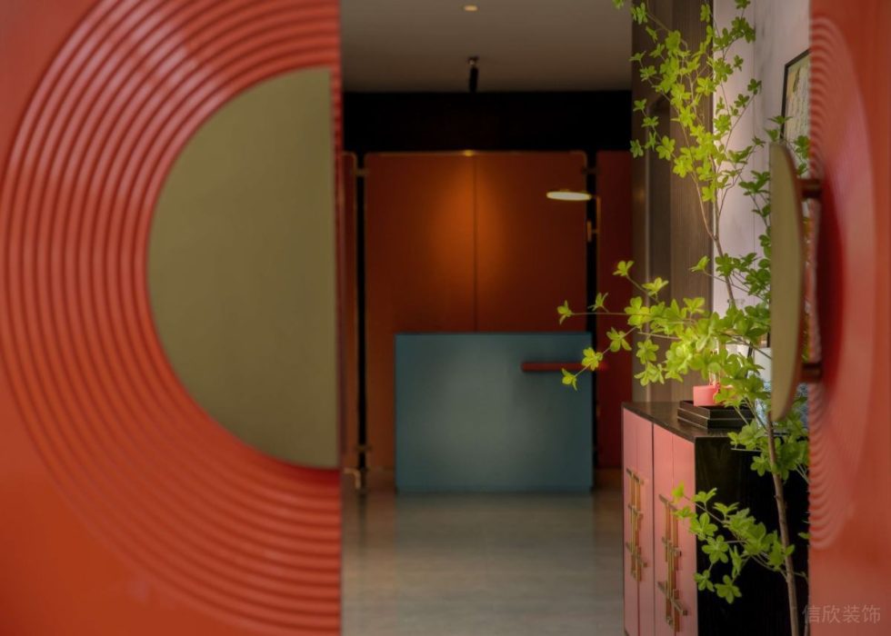 深圳龍華新中式風(fēng)格餐廳紅藍(lán)撞色典雅包廂入口裝修設(shè)計(jì)