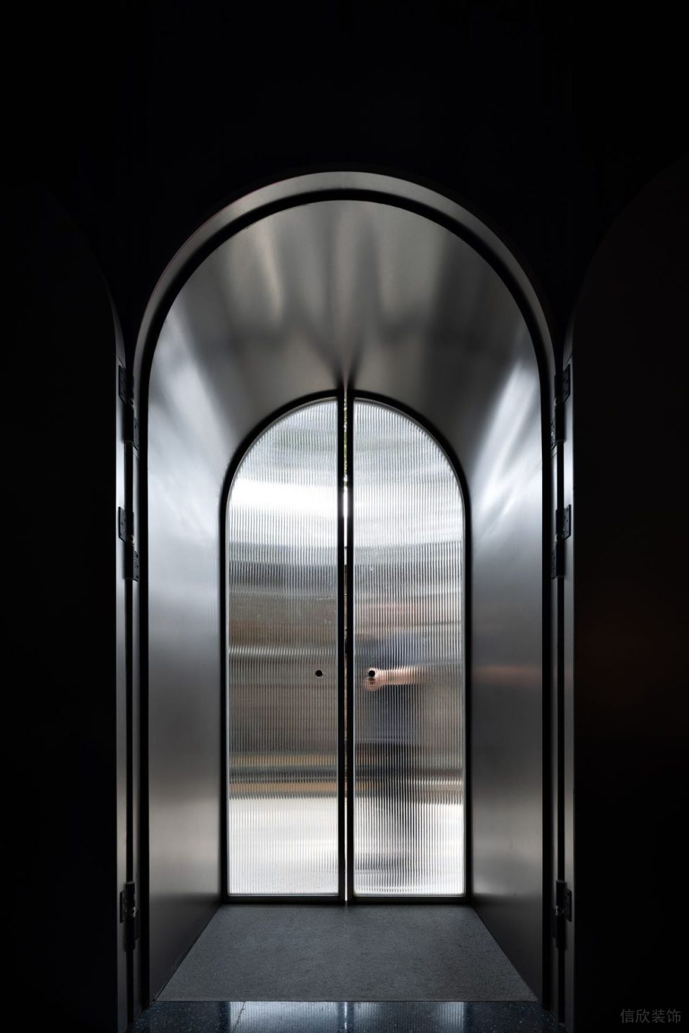 深圳南山工業(yè)風酒吧大門裝修設計