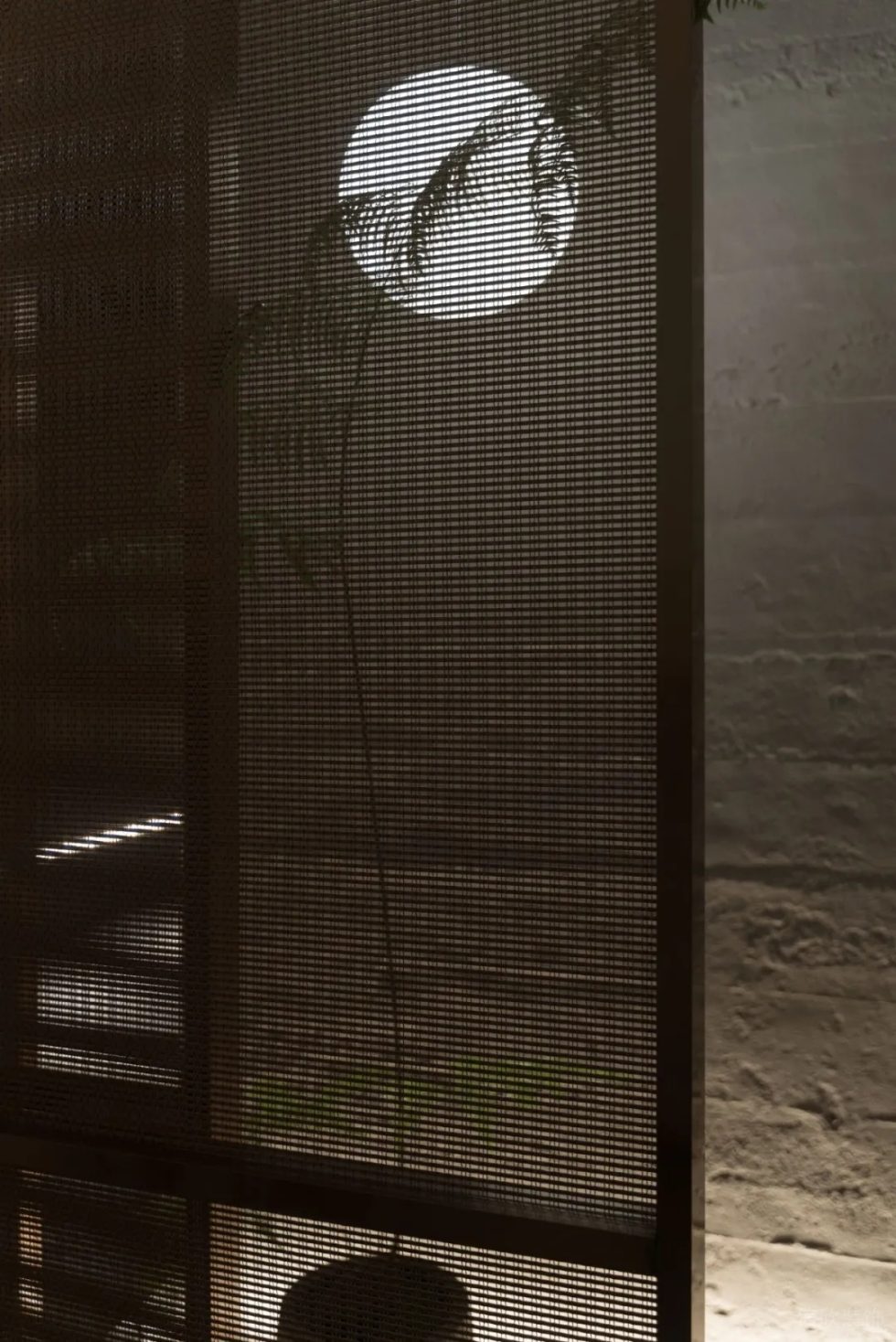 深圳南山區(qū)黑金新中式茶樓網(wǎng)格屏風裝飾設計