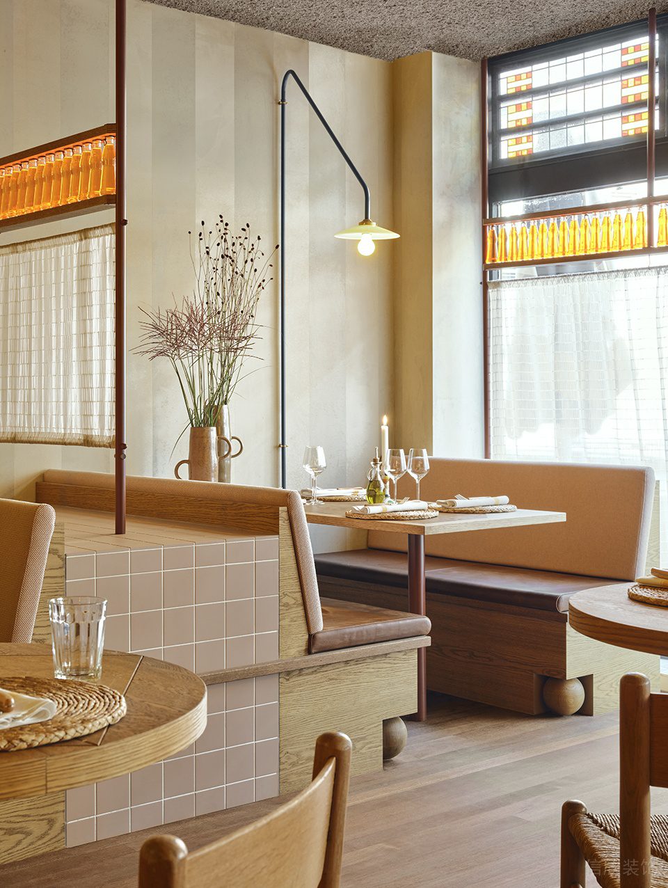 深圳南山現(xiàn)代歐式風(fēng)餐廳陽(yáng)光沙發(fā)餐區(qū)設(shè)計(jì)裝修