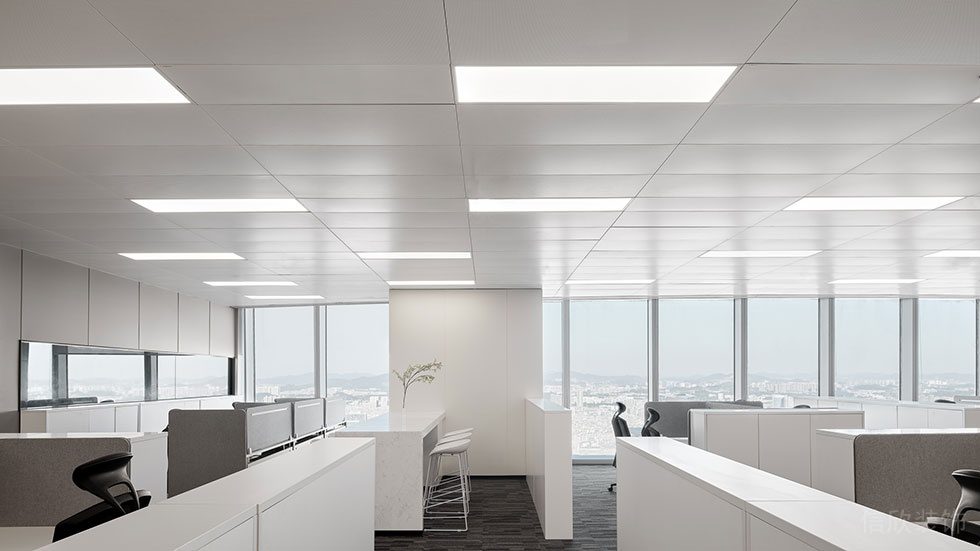 深圳南山中心區(qū)天利中央廣場(chǎng)現(xiàn)代極簡(jiǎn)風(fēng)辦公室裝修工程 工作區(qū) (2)