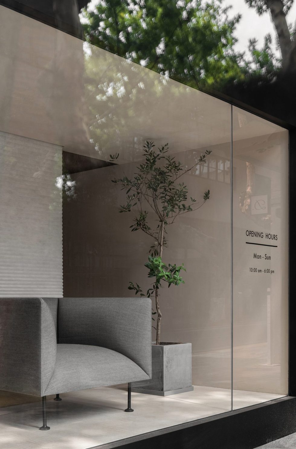 深圳市寶安區(qū)福永lougne Suit服裝定制店裝修設(shè)計(jì)-落地窗 深圳市寶安區(qū)福永lougne Suit服裝定制店裝修設(shè)計(jì)-落地窗