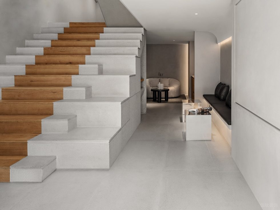 深圳市寶安區沙井現代服裝店裝修設計-木地板淺色地磚拼接樓梯 深圳市寶安區沙井現代服裝店裝修設計-木地板淺色地磚拼接樓梯