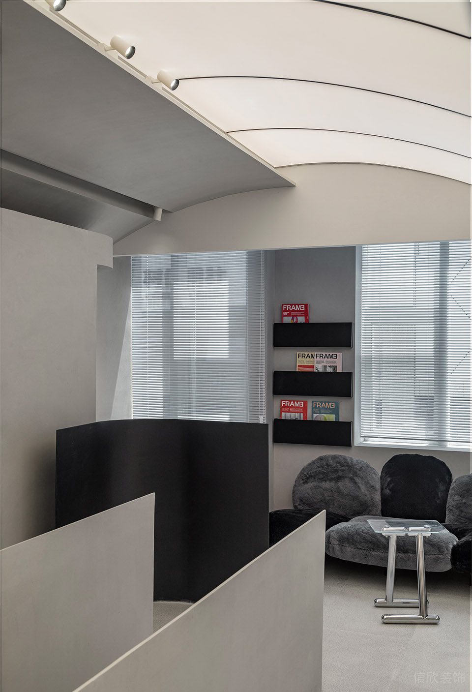 深圳市寶安區沙井現代服裝店裝修設計-黑灰天鵝絨沙發 深圳市寶安區沙井現代服裝店裝修設計-黑灰天鵝絨沙發