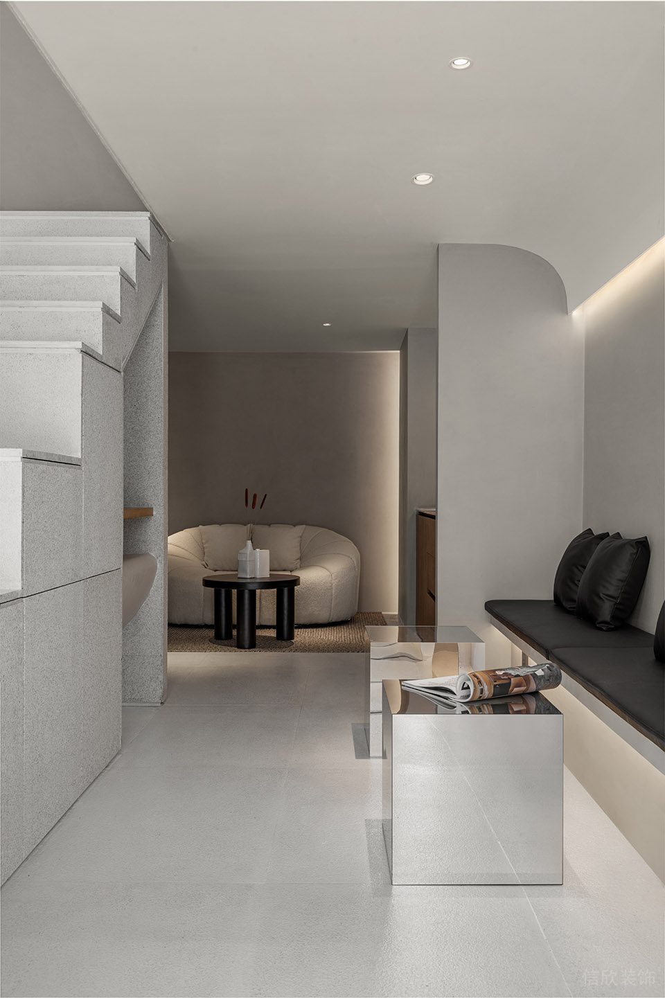 現代服裝店裝修設計-一層亮面金屬茶幾休息區 現代服裝店裝修設計-一層亮面金屬茶幾休息區