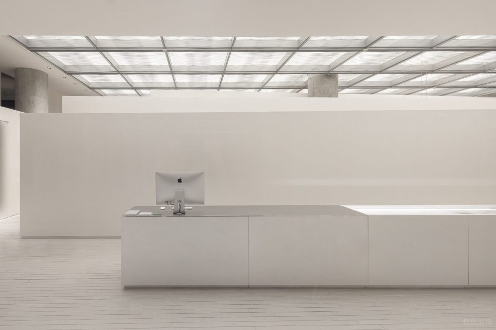 深圳市寶安區(qū)新安snd概念店裝修設(shè)計-長條形白色前臺 深圳市寶安區(qū)新安snd概念店裝修設(shè)計-長條形白色前臺