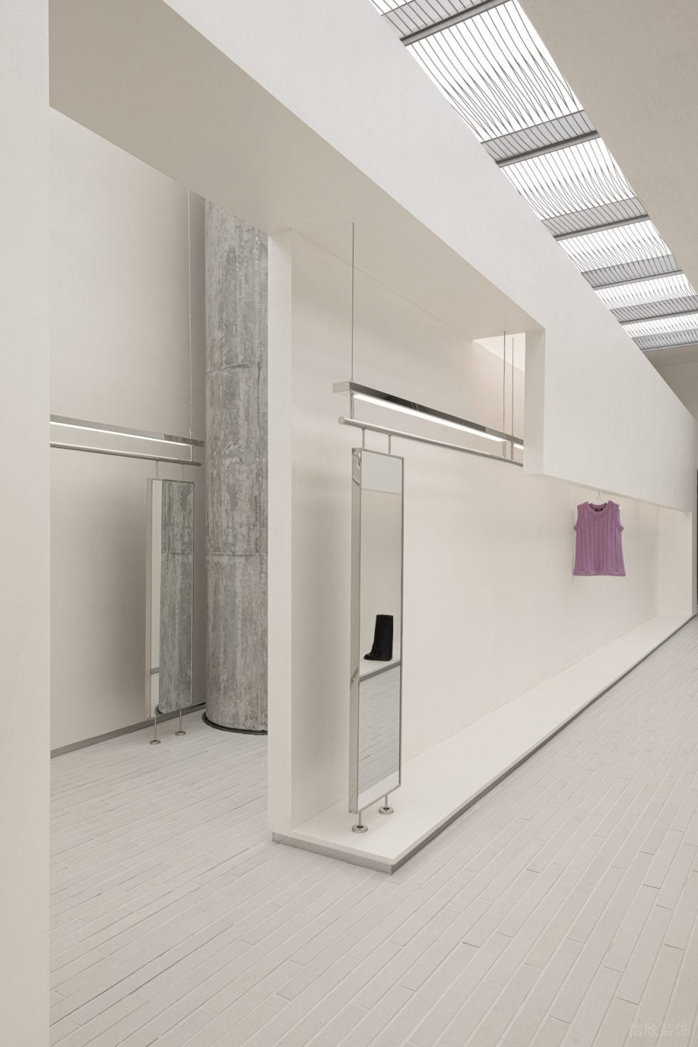 深圳市寶安區(qū)新安snd概念店裝修設(shè)計-白色石膏板隔墻衣服展示區(qū) 深圳市寶安區(qū)新安snd概念店裝修設(shè)計-白色石膏板隔墻衣服展示區(qū)