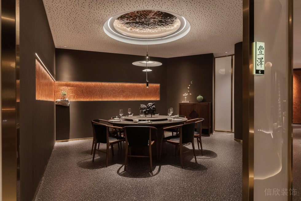深圳市國風(fēng)高雅中式餐廳黑白大包間裝修設(shè)計