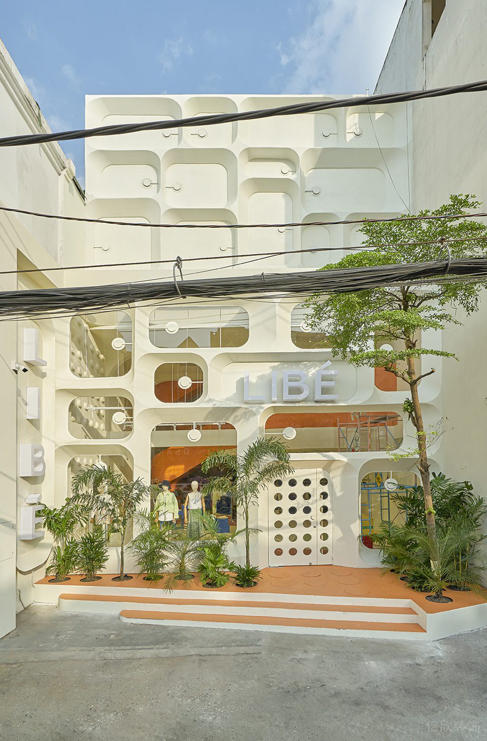 深圳市龍崗區(qū)坪地現(xiàn)代風(fēng)服裝店libe旗艦裝修設(shè)計(jì) 外立面