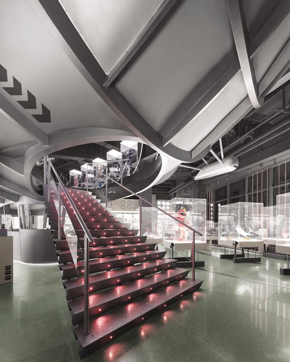 深圳市龍崗區 X11全球潮玩店裝修設計 -飛艇樓梯 深圳市龍崗區 X11全球潮玩店裝修設計 -飛艇樓梯