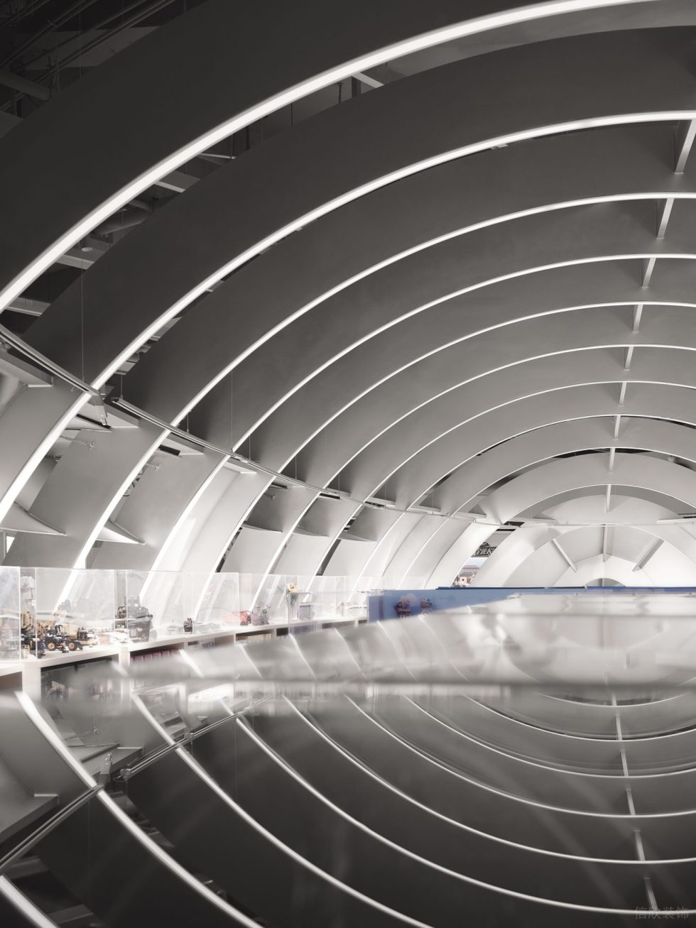 深圳市龍崗區 X11全球潮玩店裝修設計-弧形燈條頂 深圳市龍崗區 X11全球潮玩店裝修設計-弧形燈條頂