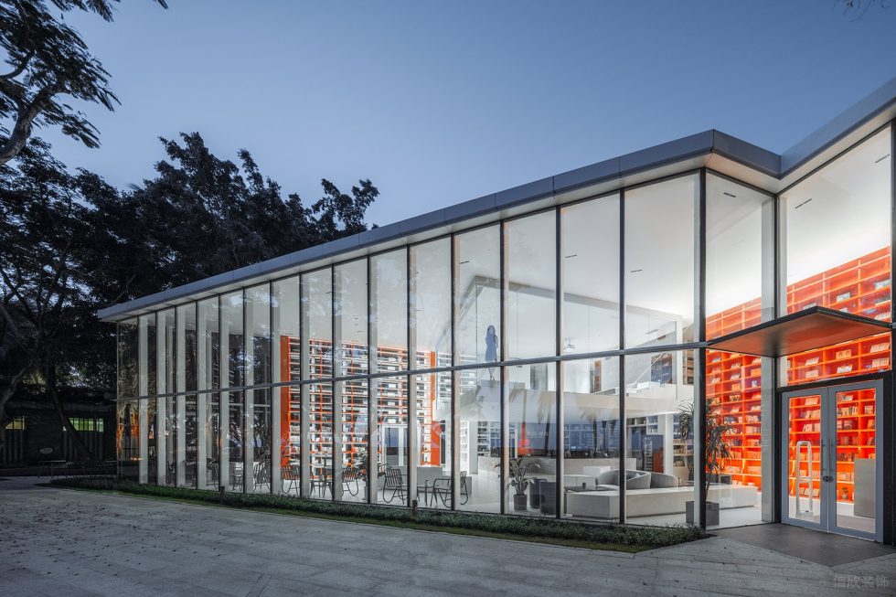 深圳市羅湖區(qū)布心現(xiàn)代風(fēng)天涯書(shū)局裝修設(shè)計(jì)實(shí)景圖--正立面透明玻璃造型 深圳市羅湖區(qū)布心現(xiàn)代風(fēng)天涯書(shū)局裝修設(shè)計(jì)實(shí)景圖-正立面透明玻璃造型