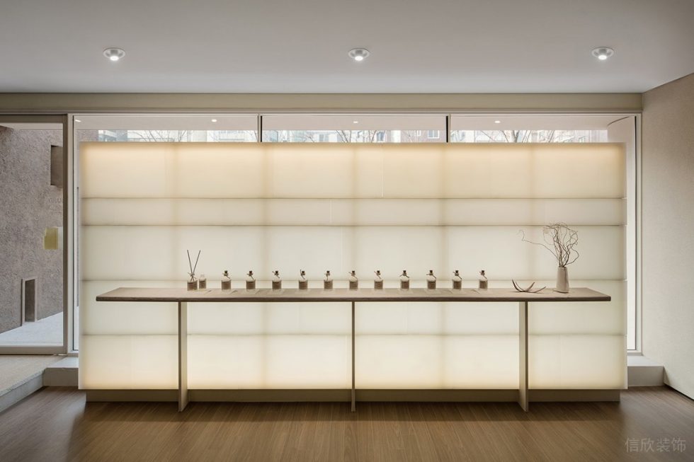 深圳市羅湖區東門現代風香薰店裝修設計實景效果圖-原木桌面產品展示區 深圳市羅湖區東門現代風香薰店裝修設計實景效果圖-原木桌面產品展示區