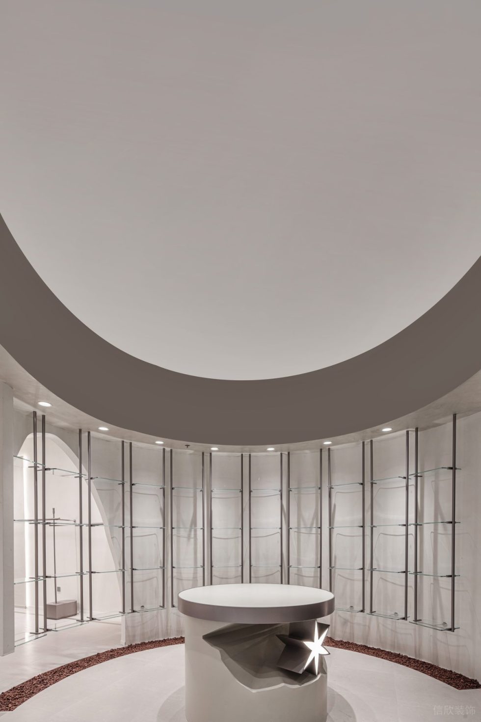 深圳市龍華區(qū)觀瀾服裝買(mǎi)手店裝修設(shè)計(jì) 圓弧展區(qū)