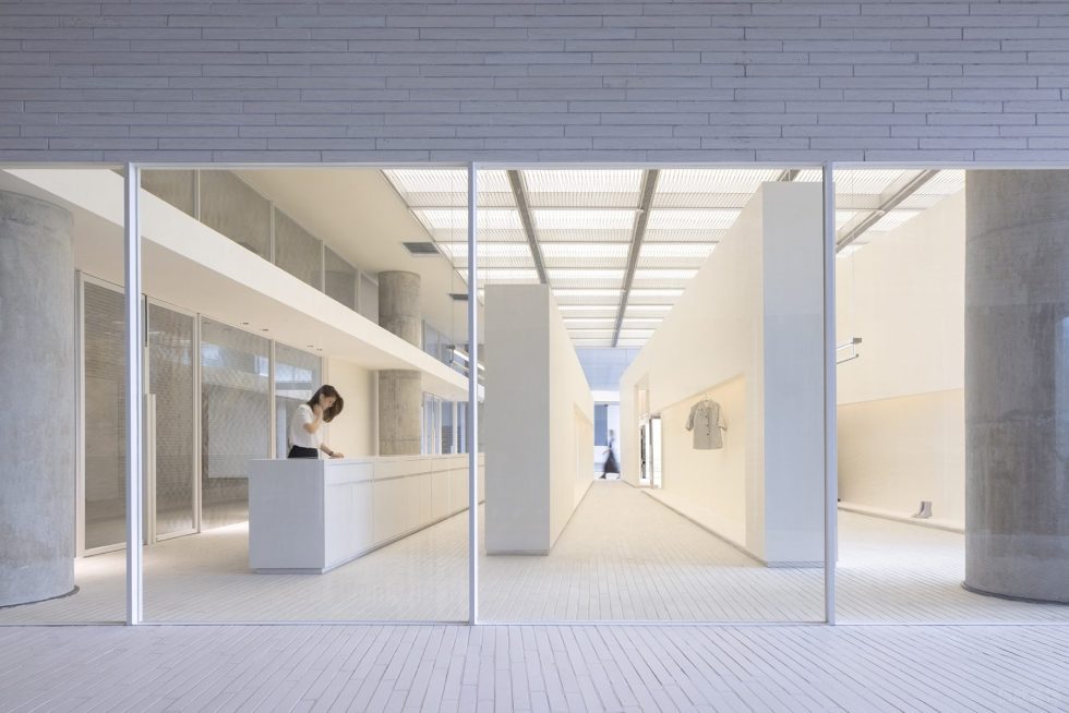 深圳市龍華區(qū)民治現(xiàn)代風(fēng)服裝店裝修設(shè)計(jì) 門(mén)廳