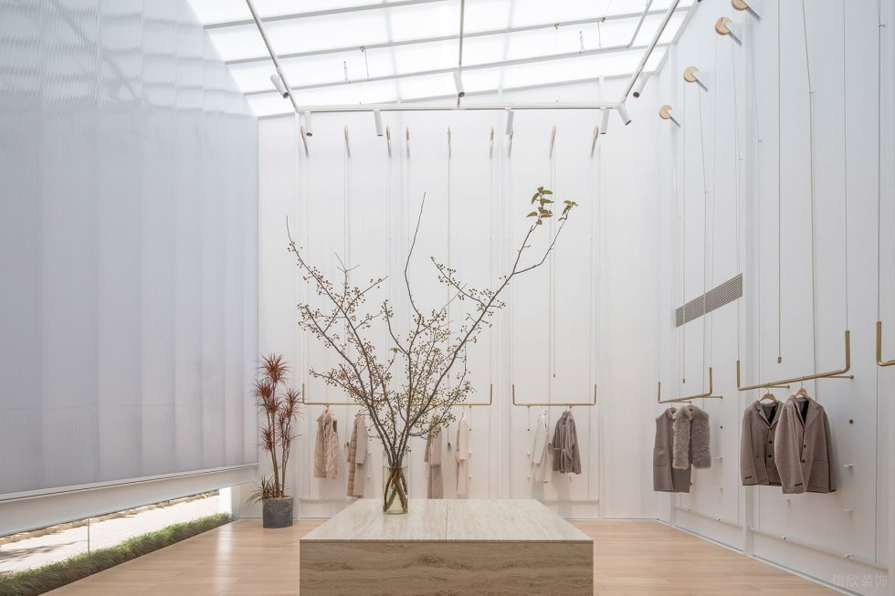 深圳市羅湖區(qū)人民南輕奢風(fēng)女裝店emme品牌店裝修設(shè)計(jì)-原木風(fēng)侘寂風(fēng)島臺(tái)