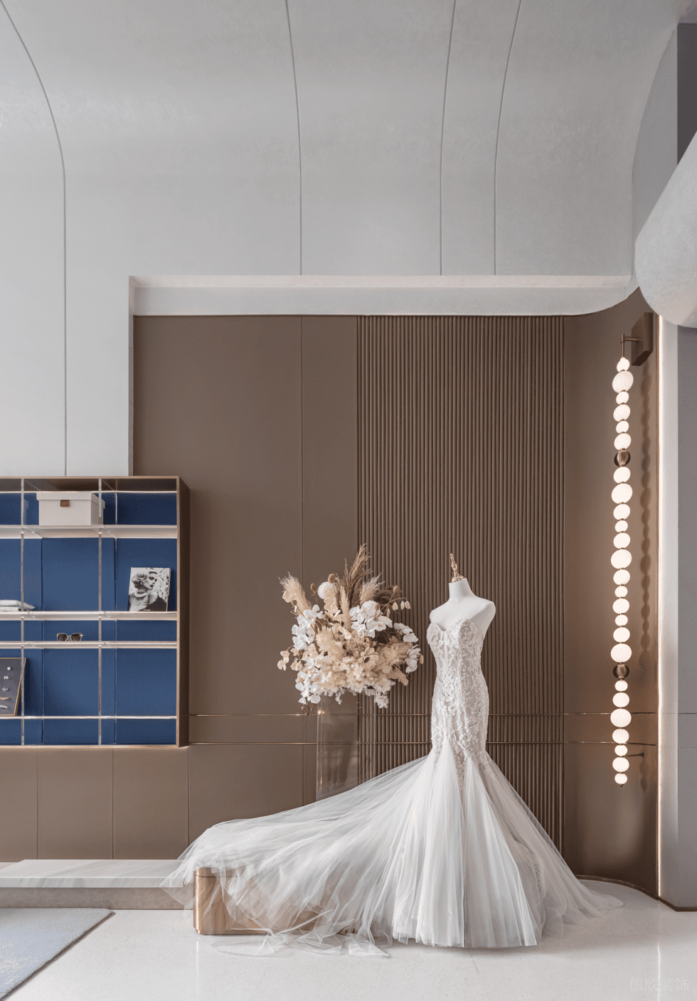 深圳市南山區(qū)蛇口現(xiàn)代輕奢風禮服店裝修設(shè)計-禮服展示區(qū) 深圳市南山區(qū)蛇口現(xiàn)代輕奢風禮服店裝修設(shè)計-禮服展示區(qū)