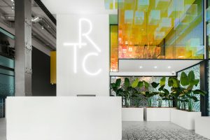 深圳市南山區(qū)微軟科通大廈后現(xiàn)代主義風(fēng)格辦公室裝修設(shè)計(jì)方案 前臺服務(wù)臺