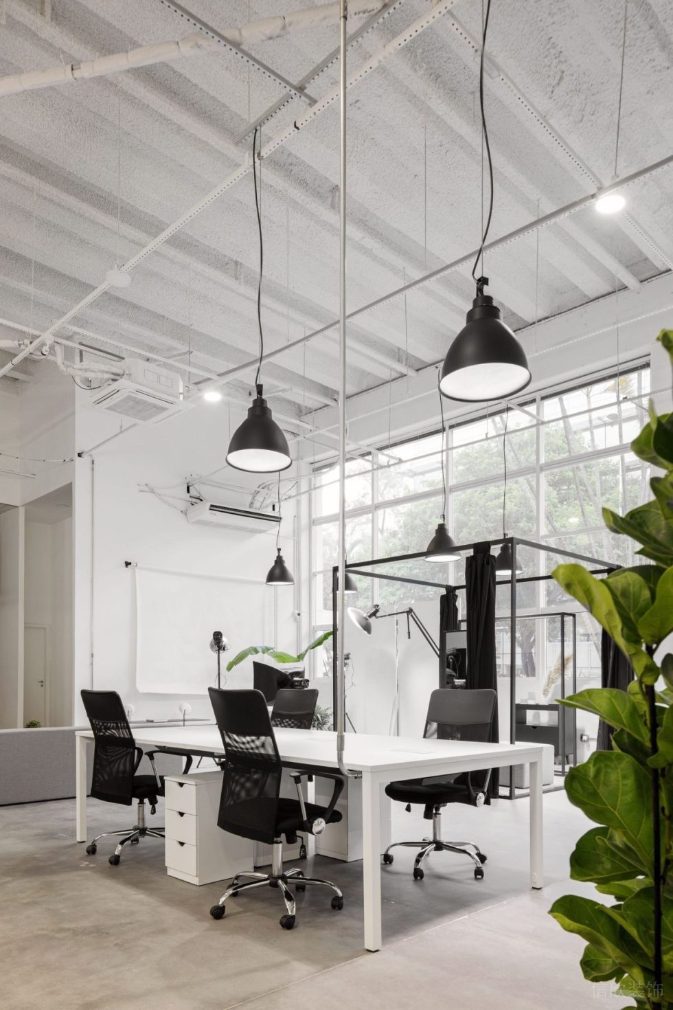 深圳市南山區(qū)西麗tcl國際e城公司簡約工業(yè)風辦公室裝修方案 開放式辦公區(qū)