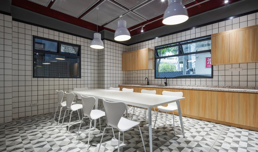 深圳市南山區(qū)中洲控股金融中心紅色主調(diào)辦公室裝修設(shè)計(jì)方案 茶水間休息區(qū)