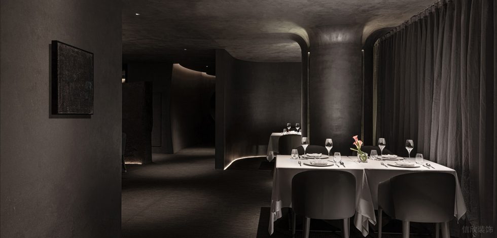 暗系工業風餐廳深灰色墻面搭配深灰色窗簾裝修設計效果圖