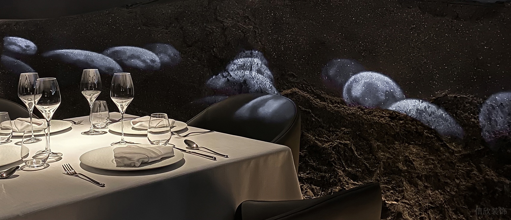 暗系工業風餐廳深灰色布質靠背椅裝修效果圖