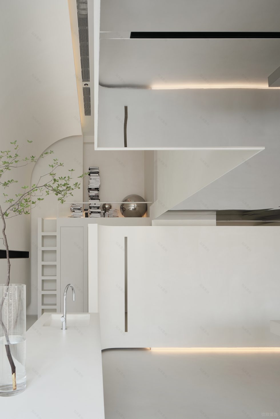 純白色極簡風小型辦公室裝修案例墻面底部暖色調暗藏燈帶 純白色極簡風小型辦公室裝修案例墻面底部暖色調暗藏燈帶