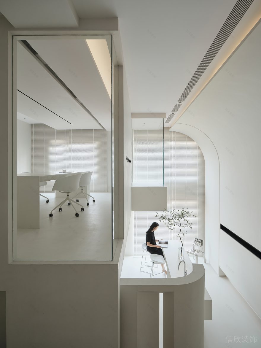 純白色極簡風小型辦公室裝修案例天花暖色調暗藏燈帶 純白色極簡風小型辦公室裝修案例天花暖色調暗藏燈帶