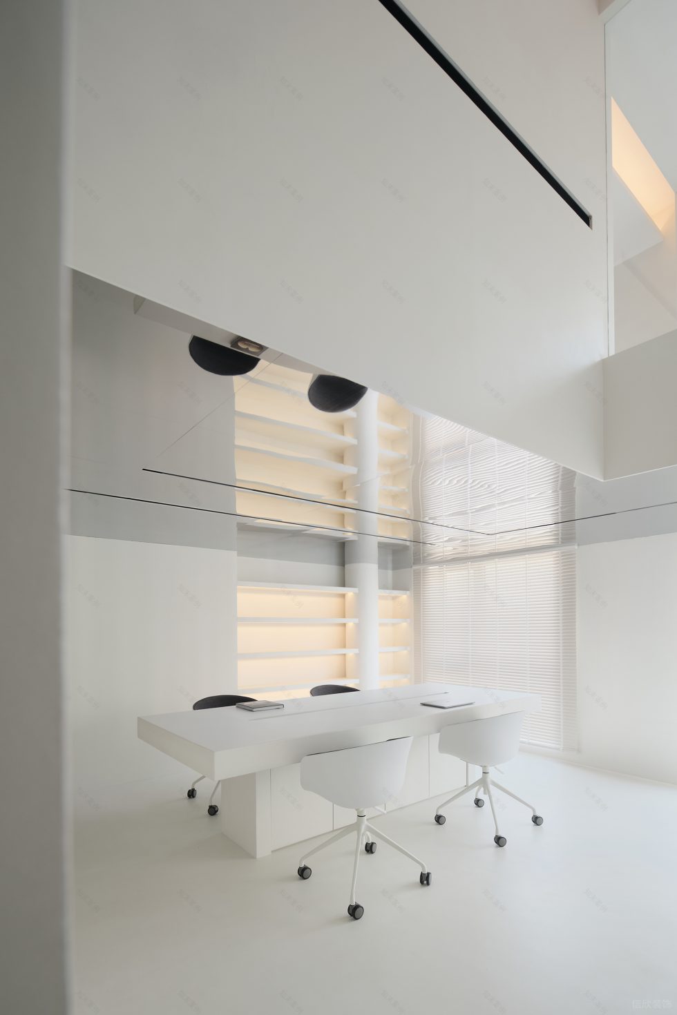 純白色極簡風小型辦公室裝修案例一層工作區(qū)鏡面不銹鋼天花吊頂 純白色極簡風小型辦公室裝修案例一層工作區(qū)鏡面不銹鋼天花吊頂