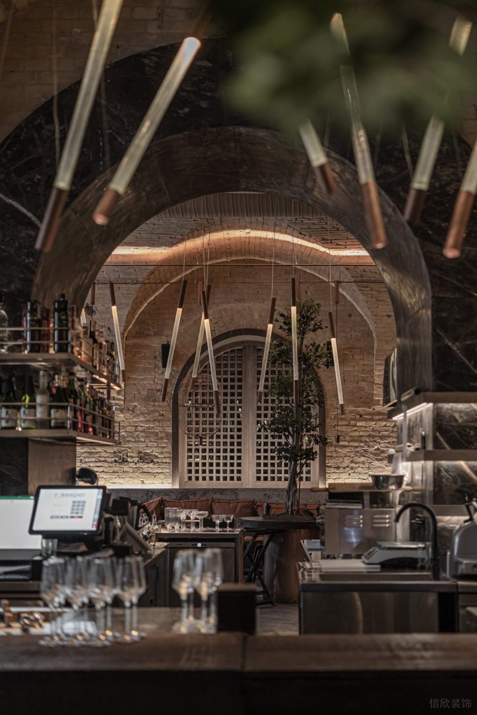 復古做舊餐廳石頭墻木門裝修設計