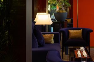 高端中式風火鍋店沉穩氛圍散座區裝修設計