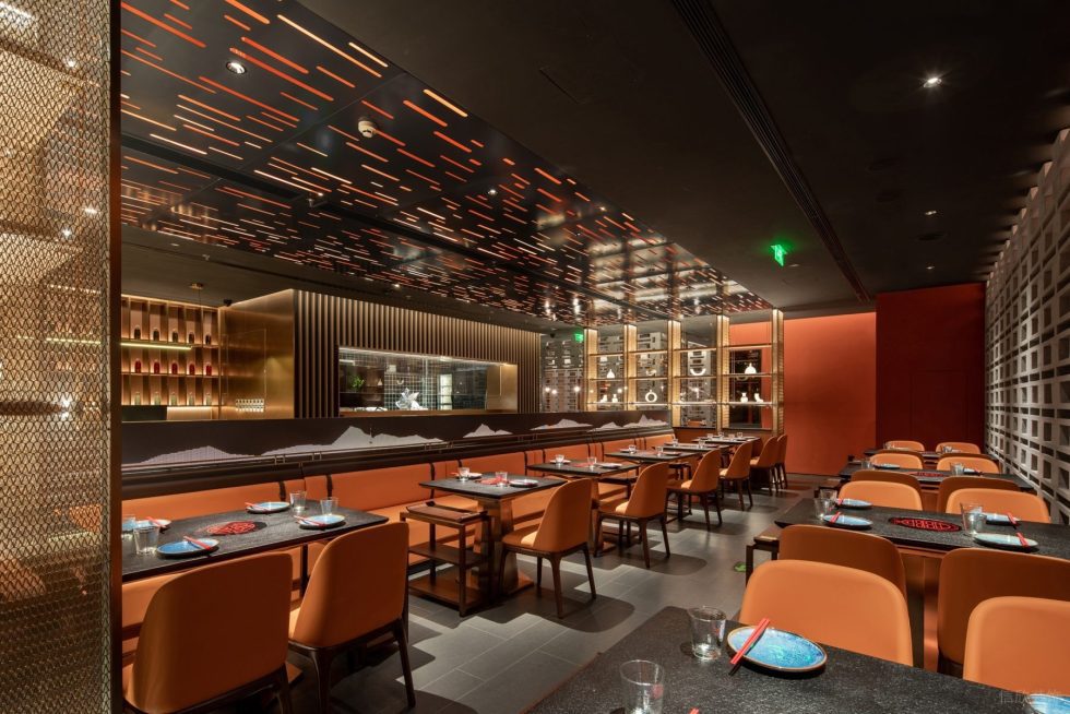 工業(yè)風火鍋店縱向鏤空天花設計裝修圖