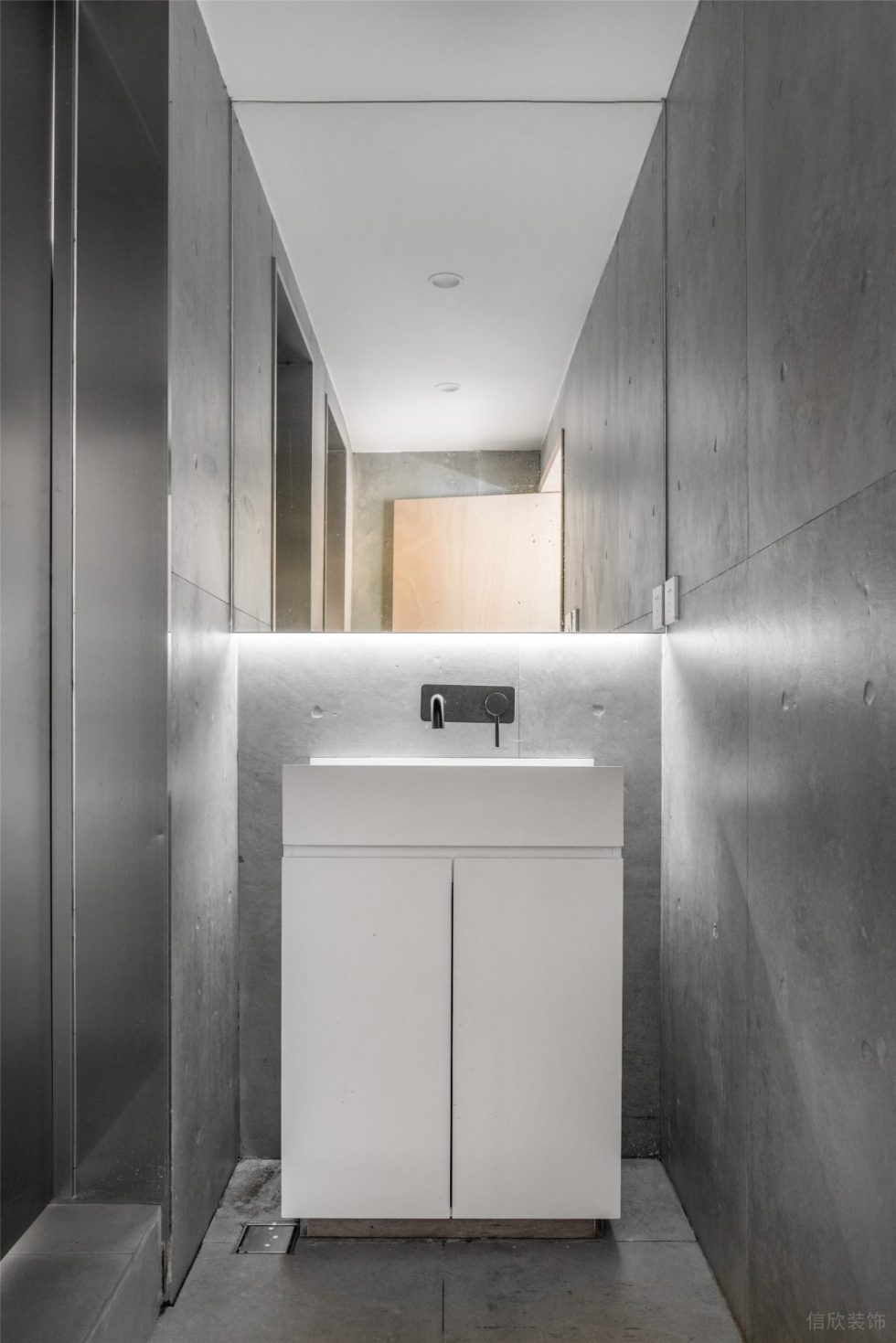 灰白色工業(yè)風(fēng)辦公室裝修設(shè)計(jì)衛(wèi)生間白色洗手臺(tái) 灰白色工業(yè)風(fēng)辦公室裝修設(shè)計(jì)衛(wèi)生間白色洗手臺(tái)